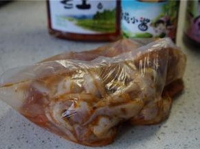 如图这样子用保鲜袋腌制，能让食材更均匀的腌制入味。