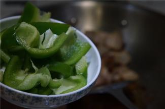 加入菜椒一并炒至食材熟透。