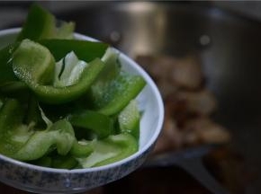 加入菜椒一并炒至食材熟透。