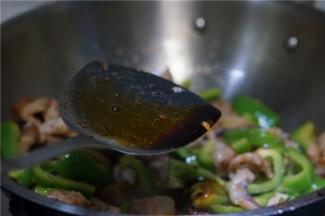 最后再加入少许的酱油提鲜点缀即可。