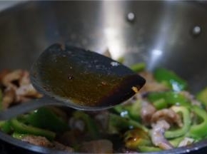 最后再加入少许的酱油提鲜点缀即可。