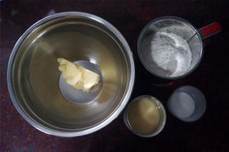 称量食材，黄油软化备用。