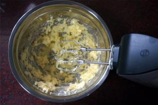 将细砂糖加入到黄油中，搅打均匀。