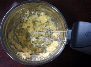 将细砂糖加入到黄油中，搅打均匀。