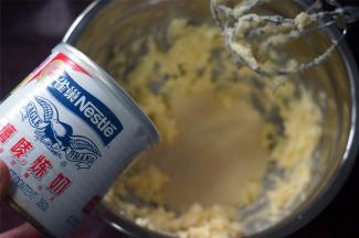 一次性加入炼乳，低速搅打至完全融合。