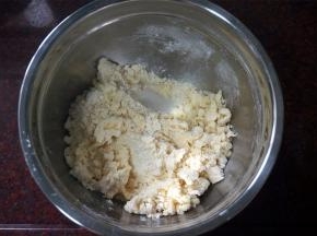 拌成松散的状态。