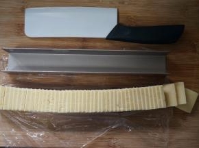 取出冷冻好的面团，脱模，切成0.6厘米厚的面片。尽量切得厚薄均匀哦！