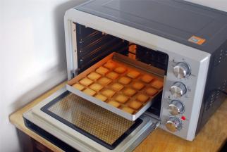 第一盘烘焙结束后，再烘第二盘。第二盘烘焙时间一般会比第一盘短，最后几分钟注意观察饼干上色度，可以提前取出。