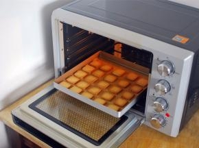 第一盘烘焙结束后，再烘第二盘。第二盘烘焙时间一般会比第一盘短，最后几分钟注意观察饼干上色度，可以提前取出。