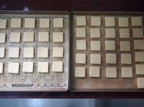 将面片放入垫了硅胶垫或油纸的烤盘，约两盘。