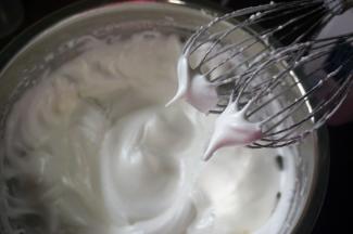 打发蛋白：蛋白6个，加入4克柠檬汁，2克盐，66克的细砂糖（分三次加入），低速打发至粗泡状态，然后转为中速，打发至中性发泡（倒置容器，蛋白不流出）。