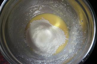 制作面糊：蛋黄中加入26克细砂糖，40克纯牛奶或清水，66克玉米油，拌至糖融化。然后筛入戚风蛋糕粉，拌至无干粉状态。