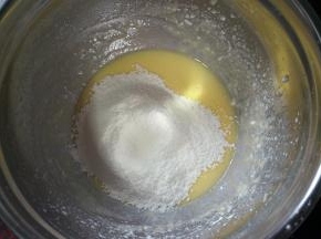 制作面糊：蛋黄中加入26克细砂糖，40克纯牛奶或清水，66克玉米油，拌至糖融化。然后筛入戚风蛋糕粉，拌至无干粉状态。