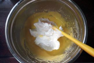 将三分之一的蛋白糊加入到蛋黄糊中，切拌均匀。然后将其倒入剩余的蛋白糊中，拌均匀。