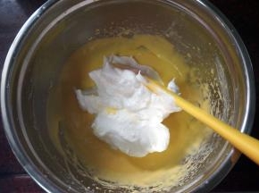 将三分之一的蛋白糊加入到蛋黄糊中，切拌均匀。然后将其倒入剩余的蛋白糊中，拌均匀。