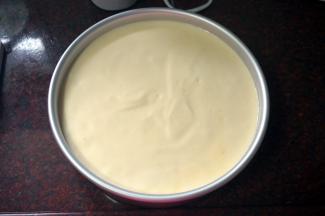 面糊倒入8寸的圆形活底蛋糕模具中，震荡出大气泡。