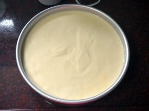 面糊倒入8寸的圆形活底蛋糕模具中，震荡出大气泡。