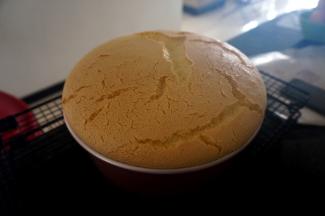 放入预热好的烤箱中下层，上下火160度，60分钟。出炉后倒扣，冷却后脱模。