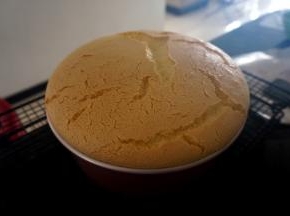 放入预热好的烤箱中下层，上下火160度，60分钟。出炉后倒扣，冷却后脱模。