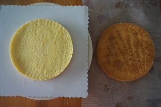 将蛋糕分成3片。