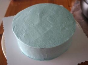 先装起半饭碗的白色淡奶油。剩下的加入蓝色素，调成蓝色。然后用蓝色淡奶油给蛋糕整体抹面。