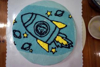 用约30克的巧克力装入裱花袋中，隔水融化后，剪个小孔，对图案进行描画。然后再对图案进行填色。