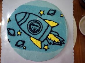 用约30克的巧克力装入裱花袋中，隔水融化后，剪个小孔，对图案进行描画。然后再对图案进行填色。