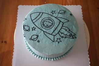 将图案剪出，铺放到蛋糕体上。