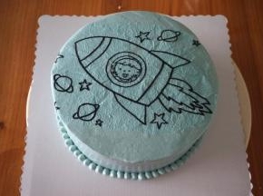 将图案剪出，铺放到蛋糕体上。