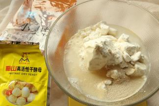 加入水和酵母。