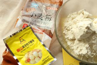 拆开包装，内置酵母，很方便哦，真空包装在夏季里也会避免生虫变质。面粉加入容器里面。