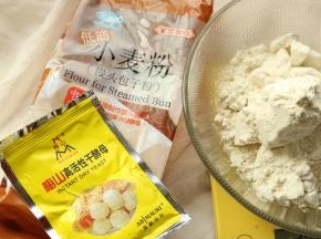 拆开包装，内置酵母，很方便哦，真空包装在夏季里也会避免生虫变质。面粉加入容器里面。