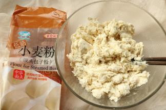 先用筷子搅成絮状。先用筷子，可以避免手上黏上太多面粉。