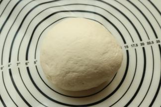 发酵好的面团继续揉一会，表面会光滑，切面也很细腻，这样的馒头才会好吃。