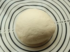 发酵好的面团继续揉一会，表面会光滑，切面也很细腻，这样的馒头才会好吃。