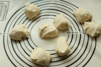 分成均匀的8份，大约55克左右1个，是很迷你的馒头。