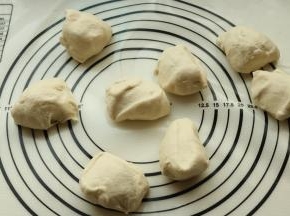 分成均匀的8份，大约55克左右1个，是很迷你的馒头。