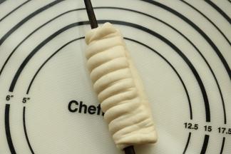 筷子从下面插进去，捏紧下端。