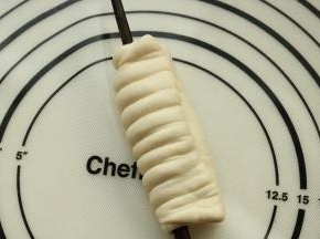 筷子从下面插进去，捏紧下端。