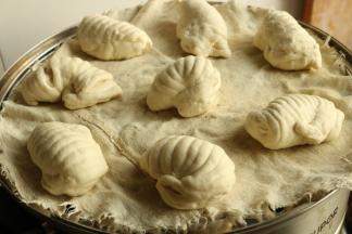 放入蒸锅篦子上，下面垫纱布，再次醒发30分钟。