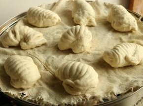 放入蒸锅篦子上，下面垫纱布，再次醒发30分钟。