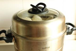 蒸锅上汽后再蒸10分钟，关火后再焖几分钟。