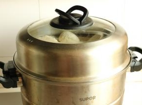 蒸锅上汽后再蒸10分钟，关火后再焖几分钟。
