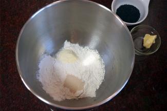 将黄油、黑芝麻除外的食材放入厨师机不锈钢盆里。