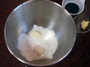 将黄油、黑芝麻除外的食材放入厨师机不锈钢盆里。