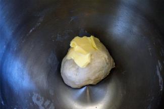 先低速揉面，至无干粉后转为中速揉面，大概揉面10分钟后，加入黄油。