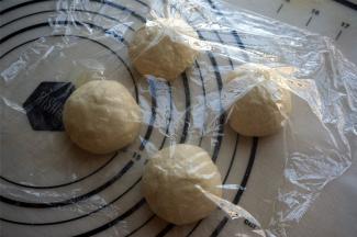 排气，分成4份，揉圆，盖上保鲜膜，松弛静置15分钟。