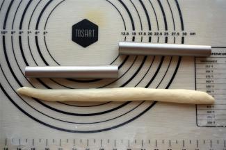 将面团揉至面包管两倍的长度。