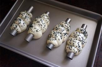 放入烤箱二次发酵约50分钟。