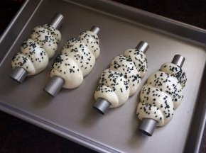 放入烤箱二次发酵约50分钟。